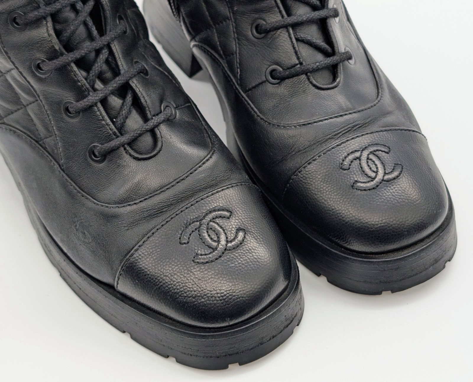Chanel Lace-Up Combat Boots Leder – Gr. 40 – ikonische CC Chain – Quilted #930
