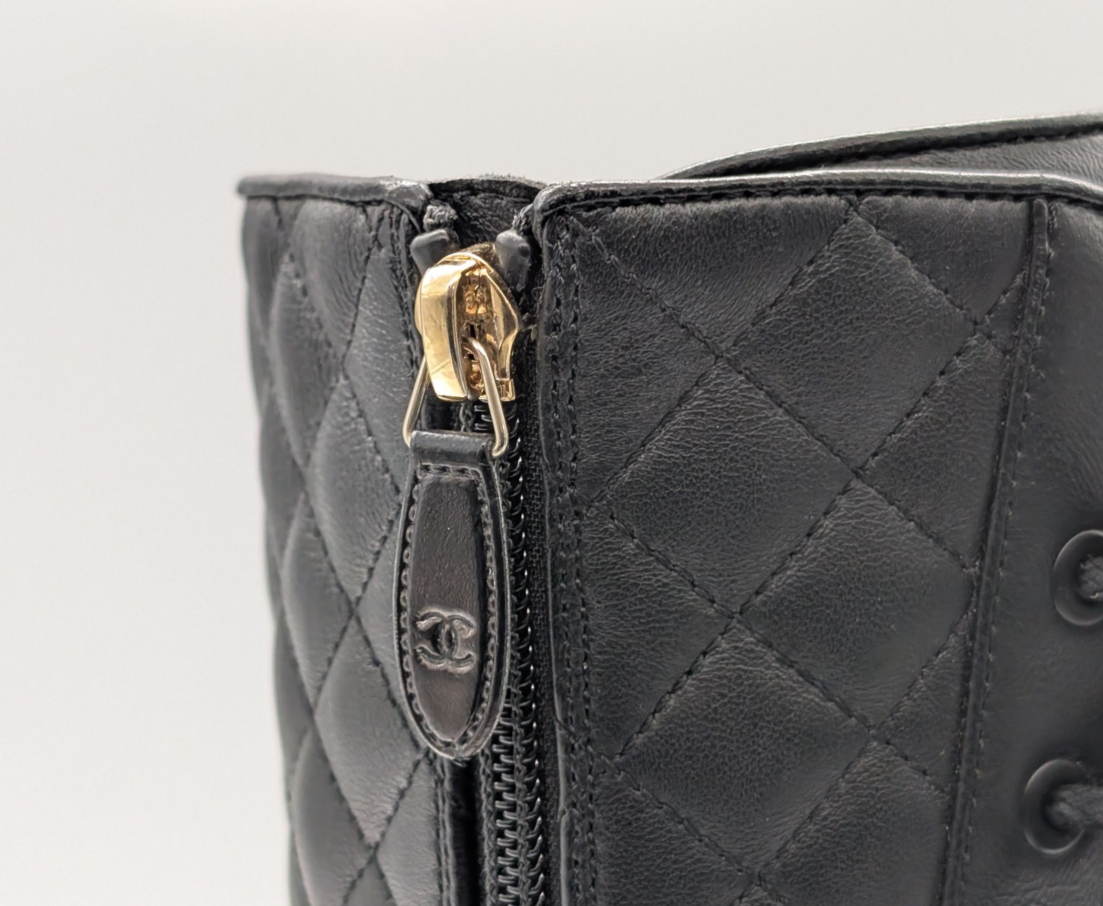 Chanel Lace-Up Combat Boots Leder – Gr. 40 – ikonische CC Chain – Quilted #930