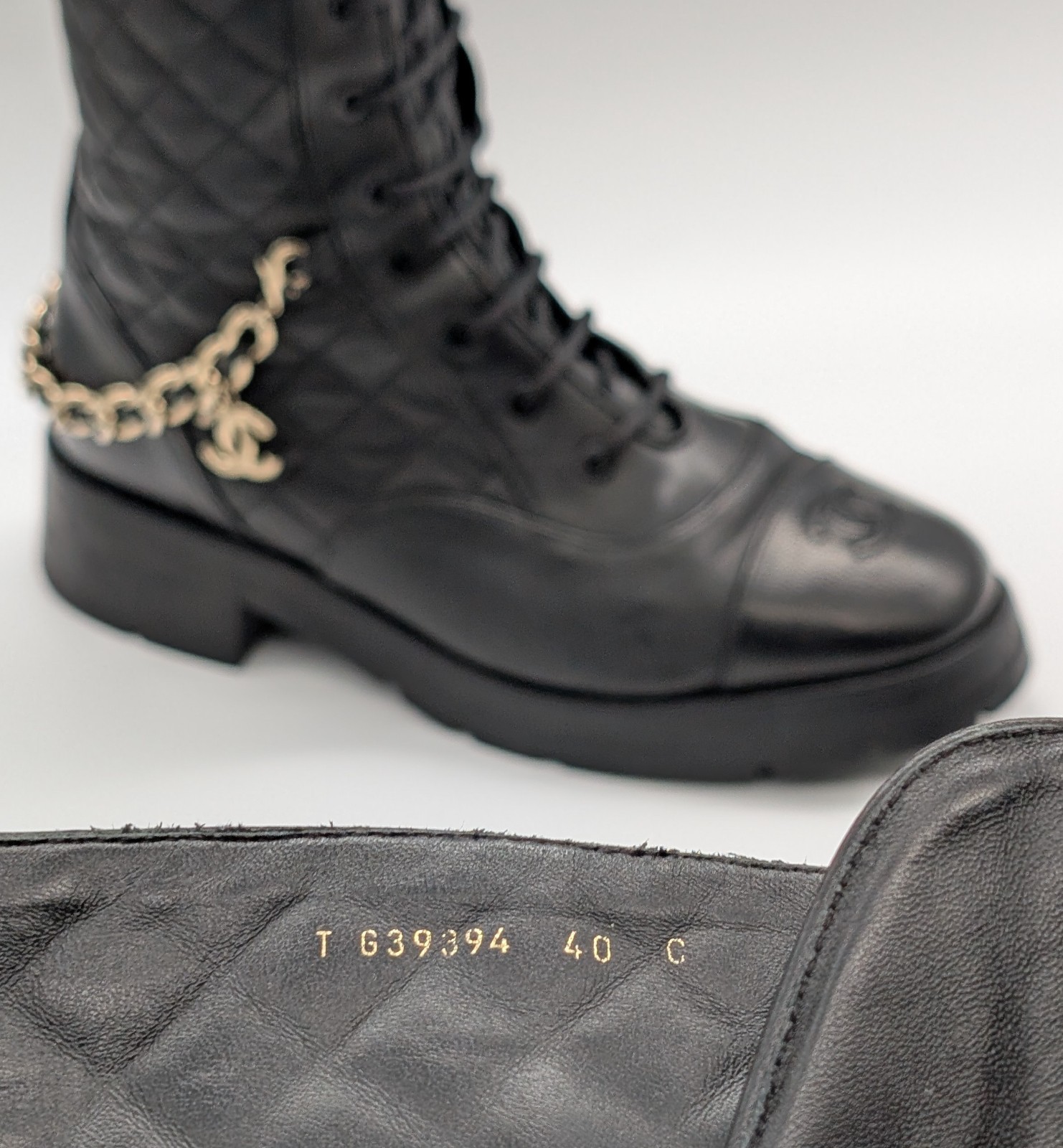 Chanel Lace-Up Combat Boots Leder – Gr. 40 – ikonische CC Chain – Quilted #930