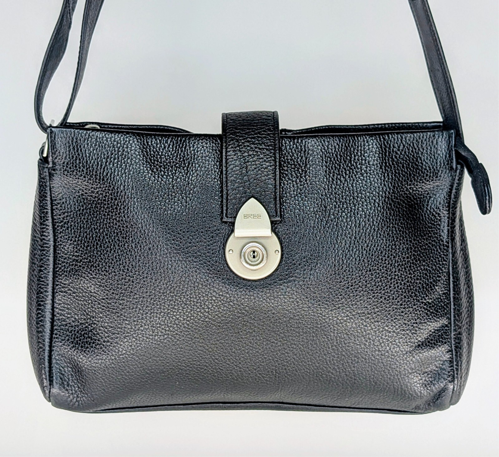 BREE Classic Schultertasche / Umhängetasche – Schwarz – Leder 30 cm Logo #3099