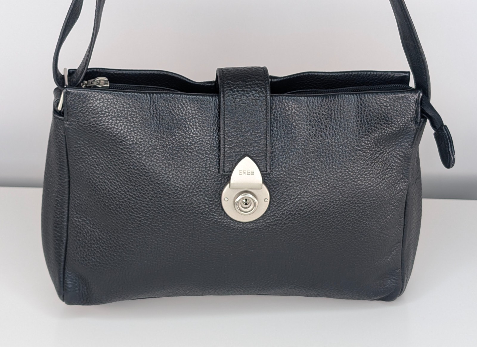 BREE Classic Schultertasche / Umhängetasche – Schwarz – Leder 30 cm Logo #3099