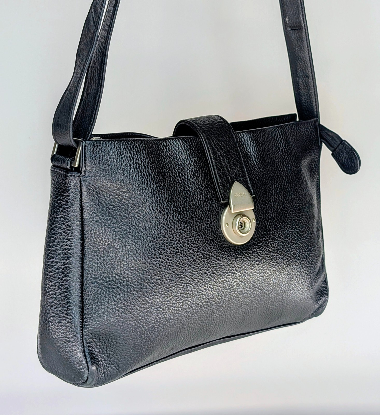 BREE Classic Schultertasche / Umhängetasche – Schwarz – Leder 30 cm Logo #3099