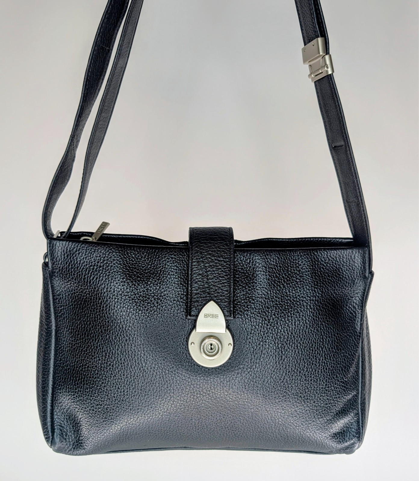 BREE Classic Schultertasche / Umhängetasche – Schwarz – Leder 30 cm Logo #3099