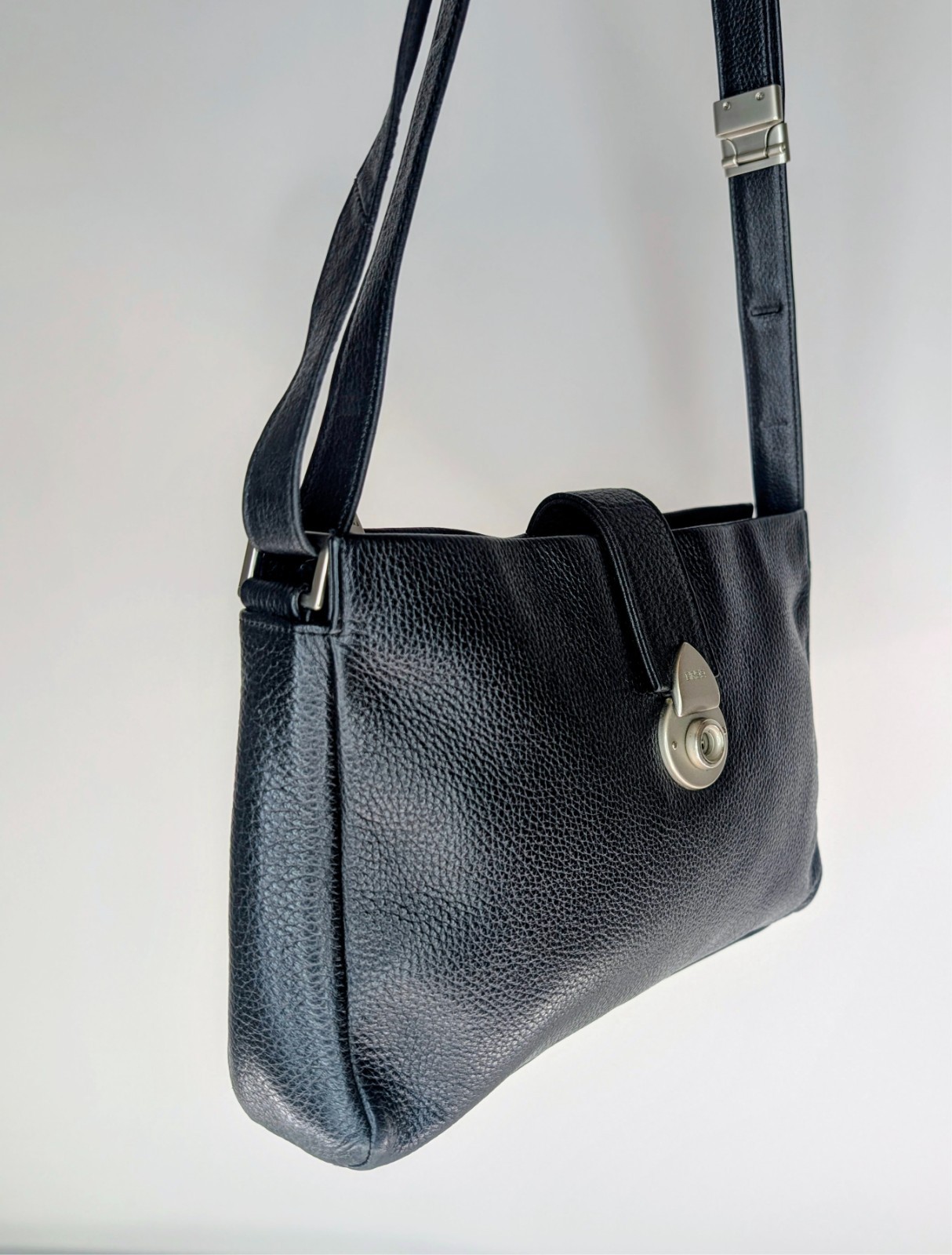 BREE Classic Schultertasche / Umhängetasche – Schwarz – Leder 30 cm Logo #3099