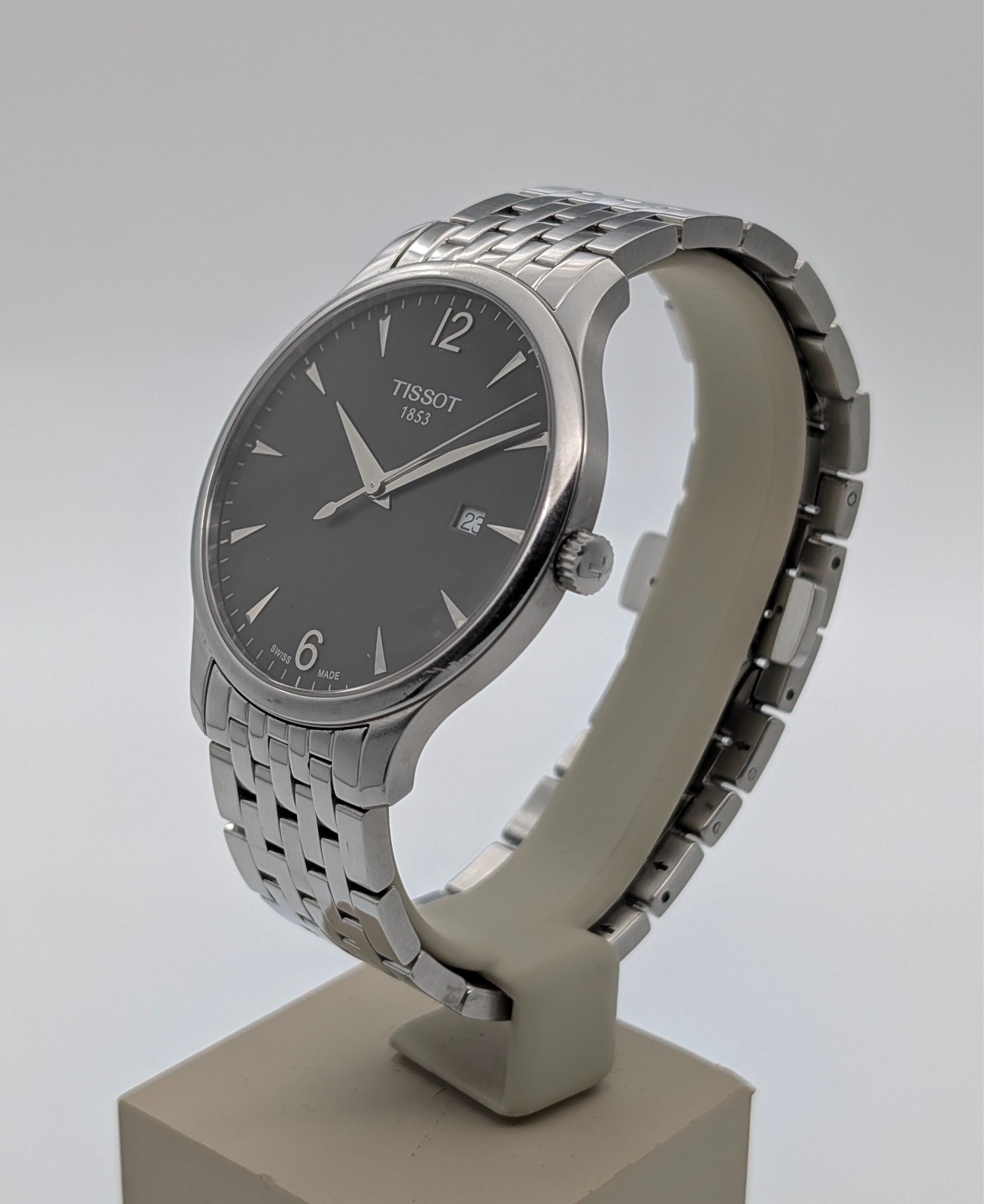 Tissot Tradition Herren Quarz T063610A Black/Silver – Ø42mm Herrenuhr #3130